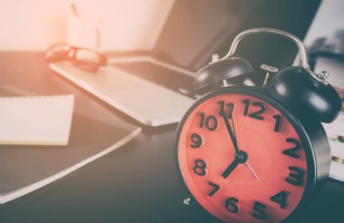 Sabah çalar saat bilgisayar ofis masasında