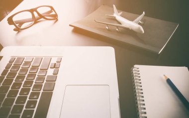 İş seyahat acentası bilgisayar çalışma masası üzerinde