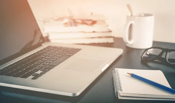 Computer sul tavolo dell'ufficio con caffè del mattino e notebook — Foto Stock