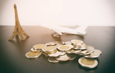 Paris Fransa tatil için seyahat para tasarrufu