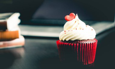 Kırmızı kalp Sevgililer ile tepesinde Chocolat cupcake