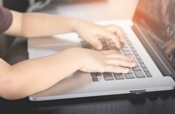 La mano del niño está trabajando en el teclado del ordenador — Foto de Stock