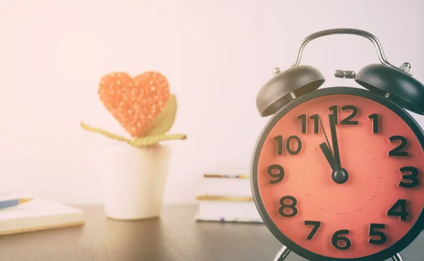 Romance San Valentín Reloj despertador en la mesa de escritura —  Fotos de Stock