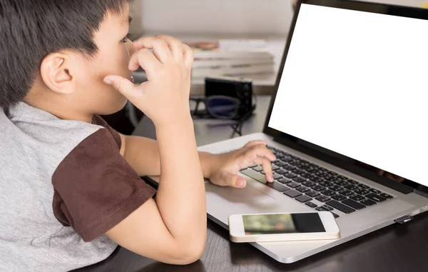 Asiático chico está utilizando un ordenador portátil con pantalla en blanco para maqueta hasta —  Fotos de Stock