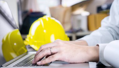 İnşaat mühendisi ofisinde çalışıyor