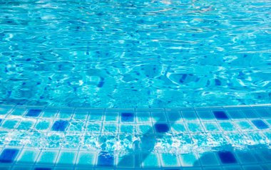 Mavi dalga temiz su ve havuz kenarı