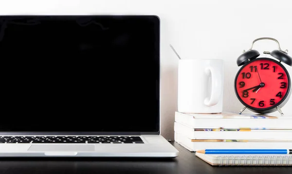 Wecker mit Computer auf dem Bürotisch — Stockfoto