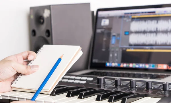 Escritor de música está trabajando en su estudio en casa — Foto de Stock