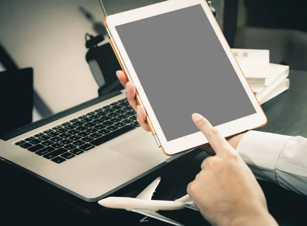 Viajero de negocios con pantalla de tableta en blanco para maqueta — Foto de Stock