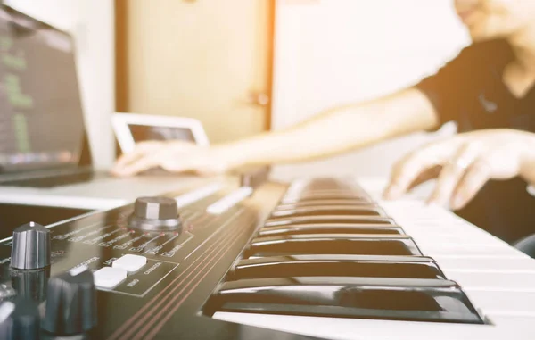 Músico está produciendo una pista de música en su estudio en casa —  Fotos de Stock