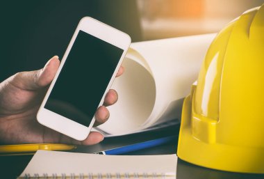 Mühendis boş telefon ekran uygulaması için sahte tutuyor