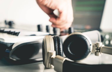 Müzisyen karıştırma ve taşınabilir bilgisayar müzik kurmak Studio ev yolda ayarlama