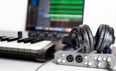 Taşınabilir bilgisayar müzik stüdyosu ev kurmak