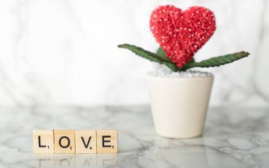 Aşk sevgi çiçek ile mermer masa kopya alanı ile arka plan üzerinde metin scrabble