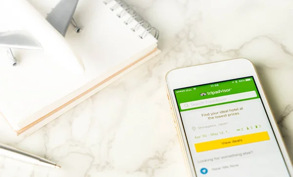 Seyahat blogger Tripadvisor seyahat planı için smartphone kullanıyor