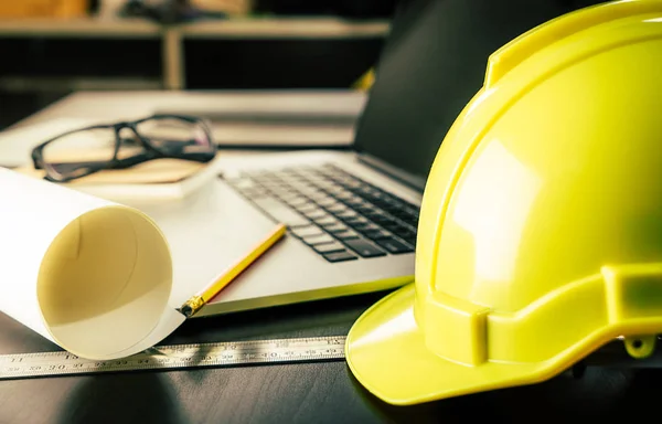 Ingeniero Arquitecto mesa de trabajo con casco de seguridad —  Fotos de Stock