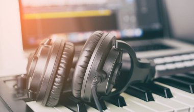 Çalışma masaüstünde yalan Black Music Studio kulaklık