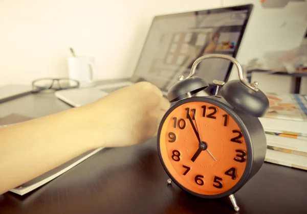 Freelancer se despertó temprano en la mañana para terminar su trabajo en casa — Foto de Stock