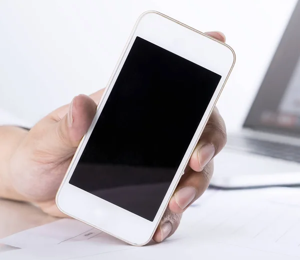 Hombre de negocios está sosteniendo el teléfono de pantalla en blanco para la aplicación se burlan de — Foto de Stock