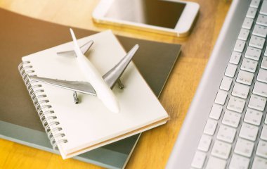 Tatil seyahat kavramı Ofis Masası üzerinde alarak ofis çalışanı