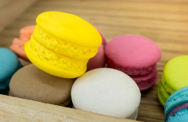 Красочные печенье макарон на деревянном подносе — стоковое фото