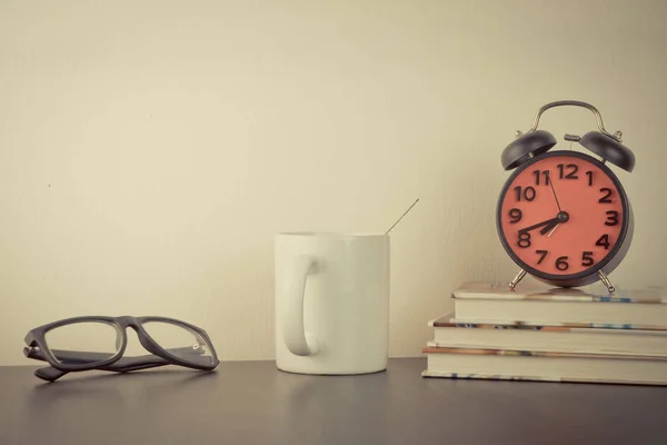 Будильник і ранкова кава на офісному столі — стокове фото