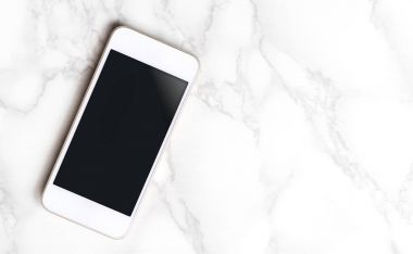 Lüks beyaz altın smartphone kopya alanı ile mermer tabloda