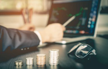 Stok komisyoncu stok onun bilgisayar ekranında analiz ediyor