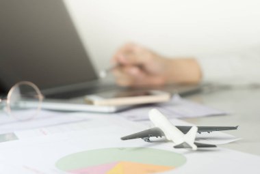 İş adamı bilgisayarda onun iş gezisi planlama