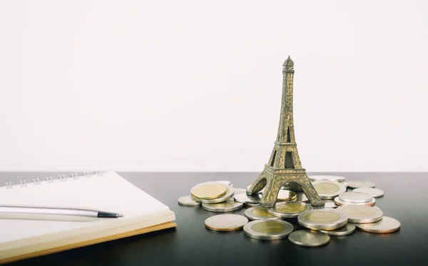 Finanční plánování na Paříž cestovní notebook — Stock fotografie