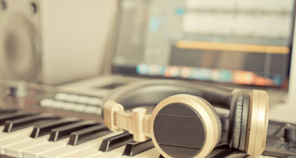 Auriculares Golden Music Studio tumbados en el escritorio de trabajo — Foto de Stock