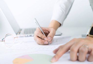 Ofis çalışanı işaret ve kağıt grafik bilgi yönetimi için analiz