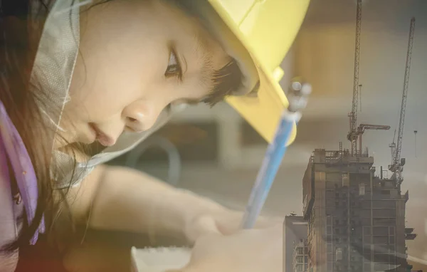 Азіатські дівчата напружено працює, щоб стати інженером-будівельником, концепція освіти. — стокове фото