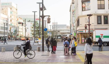  İnsanlar sokakta Himeji şehir seyahat.