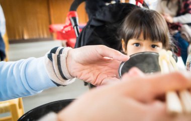 Japon çocuk besleme anne