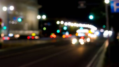 Gece sokak trafik için arka plan bulanık