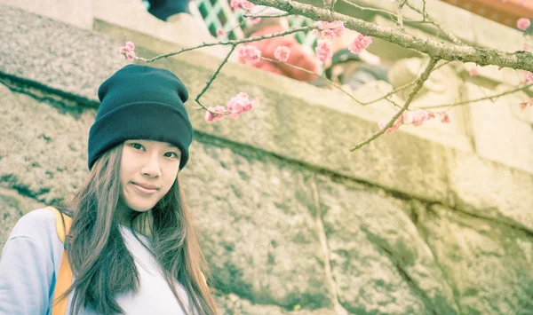 Japonés adolescente con flor flor vintage fondo — Foto de Stock