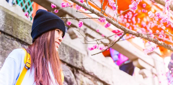 Japonés adolescente con flor flor vintage fondo —  Fotos de Stock