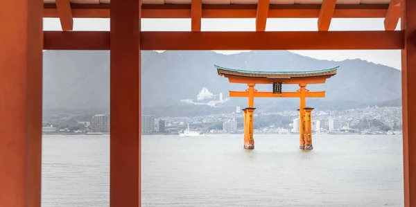 Il cancello galleggiante di Miyajima è la destinazione turistica più famosa di Hiroshima . — Foto Stock