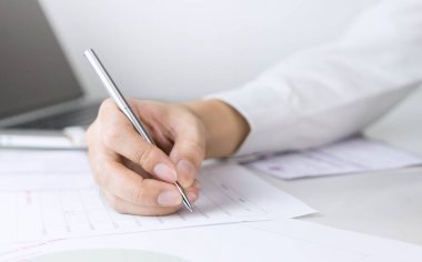 İş adamı Ofis Masası üzerinde belge imzalama