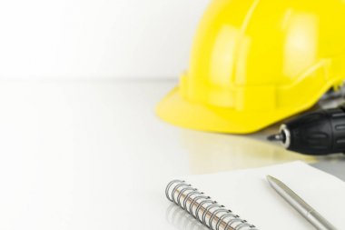 Tamirci inşaat helment ve tornavida ile kopya alanı