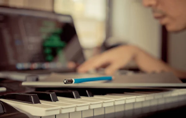 Músico usando la computadora para escribir su nueva composición . —  Fotos de Stock