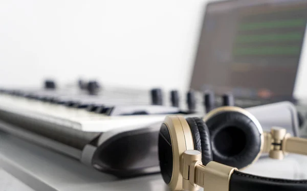 Golden Music Studio hörlurar med datormusik producera utrustning. — Stockfoto