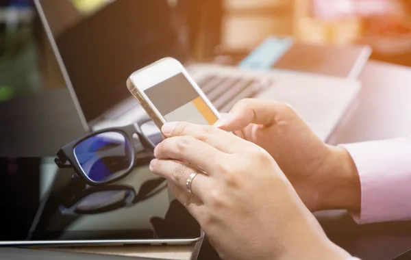 Hombre de negocios está utilizando el teléfono inteligente para el cálculo — Foto de Stock