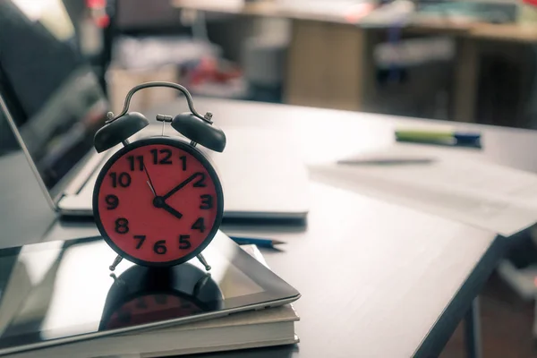 Relógio de alarme na mesa de escritório sem pessoas — Fotografia de Stock