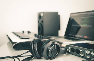 Müzik kulaklık müzik stüdyo çalışma masaüstünde yalan