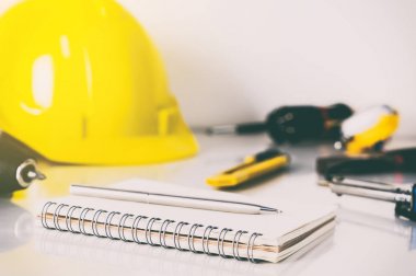 Mühendis inşaat işçisi araçları ofis masaları