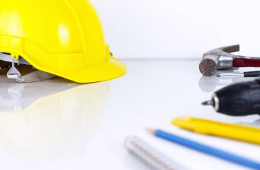 İnşaat kask ve araçları office masada mühendisi