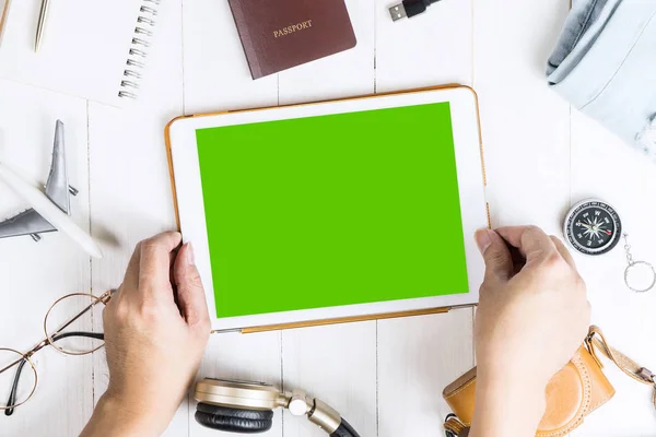 Traveler está recogiendo la tableta con pantalla en blanco para la aplicación móvil se burlan de — Foto de Stock