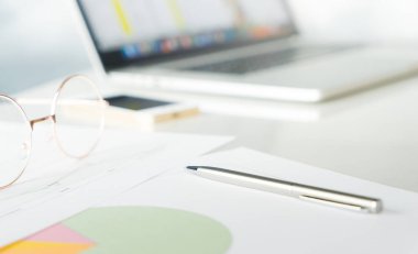 Bir beyaz çalışma ofis masasında metal gümüş kalem.